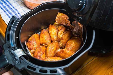 Freidora de aire con pollo cocinándose