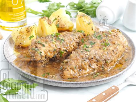 Plato de pollo a las finas hierbas con guarnición de patatas
