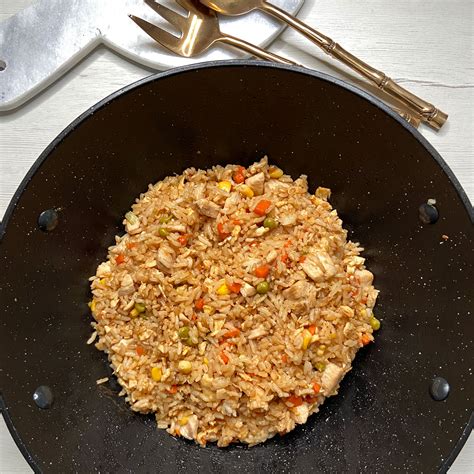 Arroz frito chino recién preparado en un wok