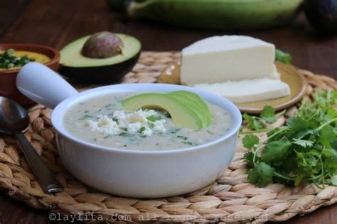 Sopa de repe lojano con aguacate y queso