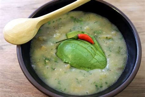 Sopa de repe servida con aguacate y ají