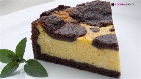 Tarta de requesón y cacao recién horneada