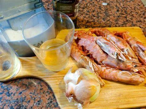 Preparación del fumet de langostinos