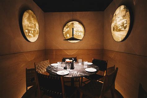 Interior de La Carnaza con decoración rockera
