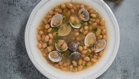 Bol de sopa de berberechos servido con perejil fresco