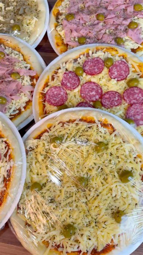 Pizzas precocidas con ingredientes listas para congelar