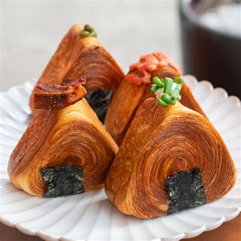 Croissant onigiri con diferentes sabores