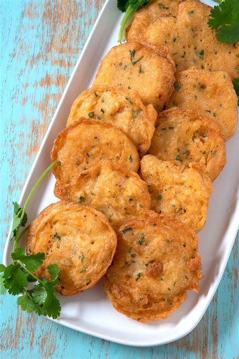 Bacalaítos fritos en un plato con salsa