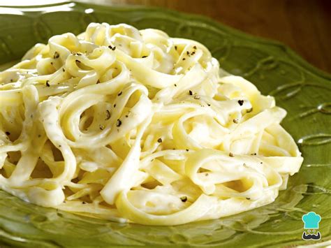 Pasta cremosa con queso rallado