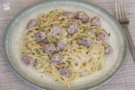 Espaguetis con salchichas y crema