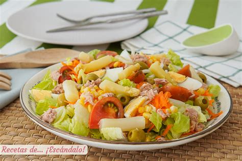 Ensalada mixta tradicional con lechuga, tomate, cebolla, atún y huevo
