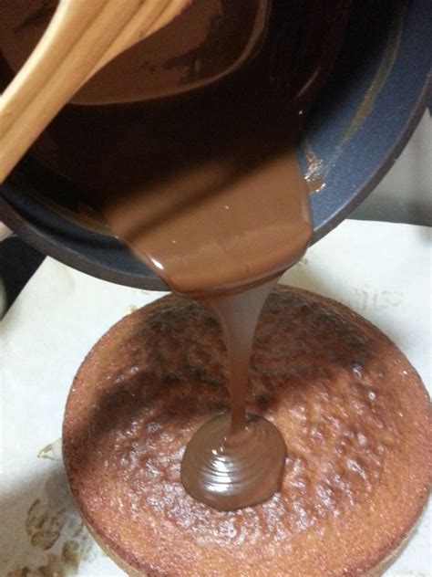 Proceso de cobertura de la base de la tarta con fondant verde