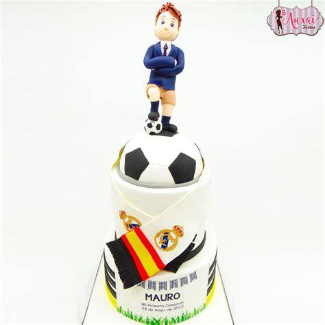 Tarta de pelota de fútbol terminada con detalles