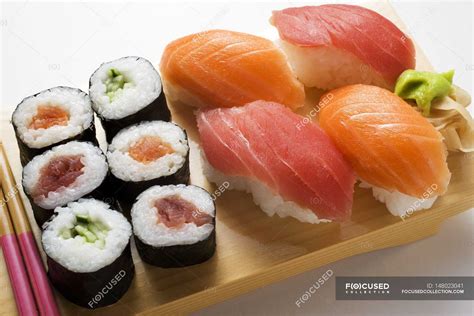 Variedad de platos de sushi y nigiri