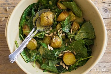 Ingredientes y preparación de la ensalada de patata, espinacas y bacalao