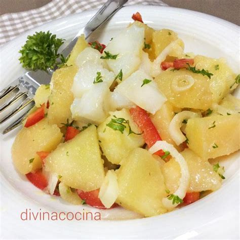 Ensalada de bacalao con patatas paja y espinacas