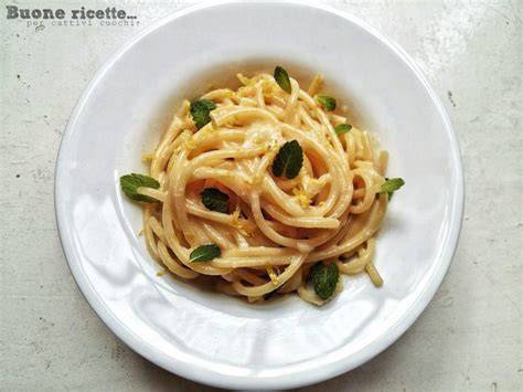 Plato de pasta con menta y limón