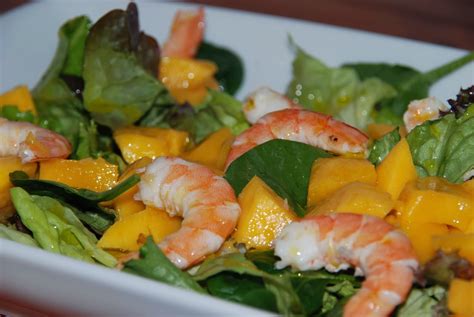 Ensalada de pasta con mango, langostinos y brotes frescos