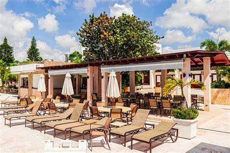 Zona de bar de piscina con opciones de comida y bebida