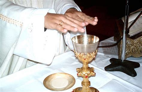 Fieles presentando pan y vino al altar