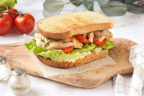 Sándwich de pollo con zanahoria en un plato