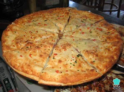 Pizza rellena de queso a medio montar