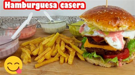 Variedad de ingredientes y acompañamientos para hamburguesas
