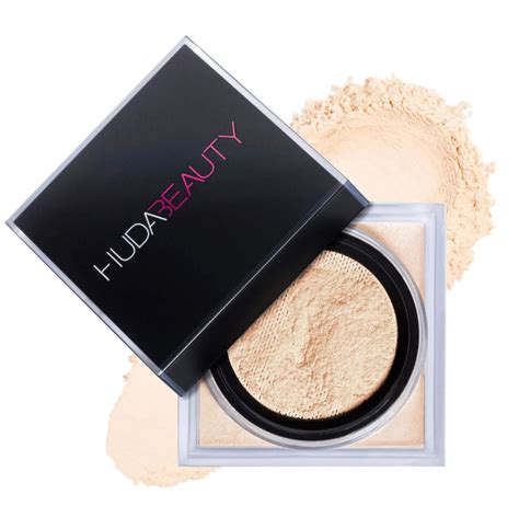 Mujer aplicando polvos sueltos Huda Beauty Easy Bake