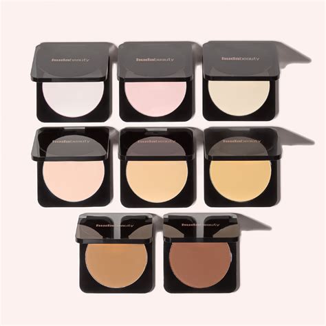Muestra de tonos de los polvos Huda Beauty Easy Bake en diferentes tonos de piel