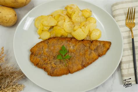 Plato de escalopa de ternera con papas fritas y huevo frito