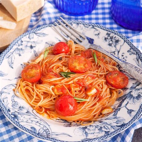 Espaguetis con tomate y ricotta servidos