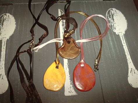 Joyería hecha con pasta de modelar plateada