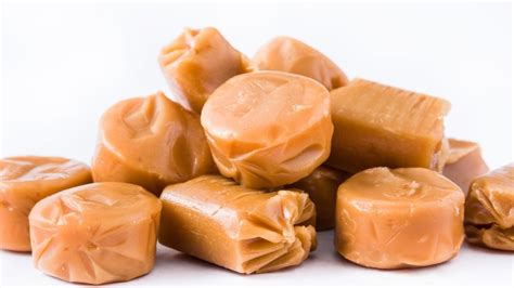 Caramelos de toffee y chocolate hechos en casa