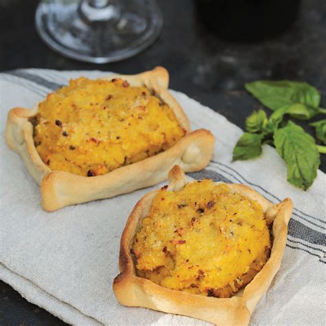 Pastel de choclo en masa recién horneado y gratinado