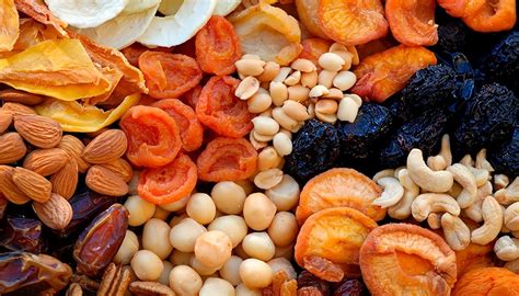 Variedad de frutas frescas y secas