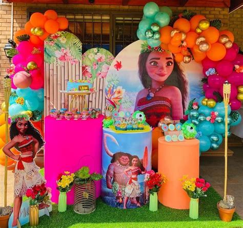 Decoración de fiesta de bebé con temática Moana en tonos pastel