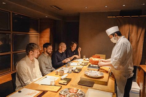 Interior del restaurante Sukiyabashi Jiro Ginza con barra de sushi