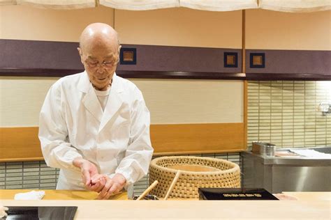 Chef Kawabata preparando sushi en Sukiyabashi Jiro Nihombashi