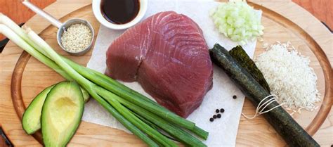 Selección de ingredientes frescos para sushi