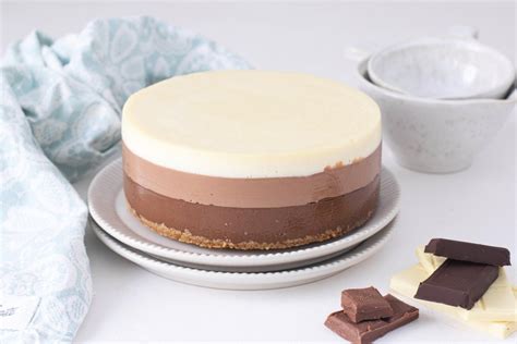 Tarta de tres chocolates en capas