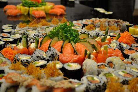 Buffet de sushi con variedad de makis, nigiris y sashimis
