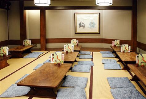 Área de mesas bajas estilo tatami en un restaurante japonés