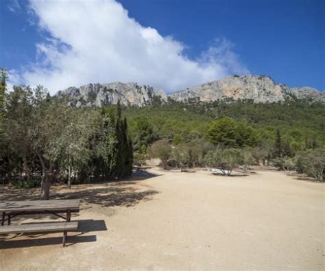 Paisaje de la Sierra de Oltá con zona recreativa