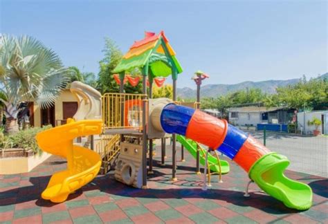 Instalaciones del Camping Armanello con zona de juegos
