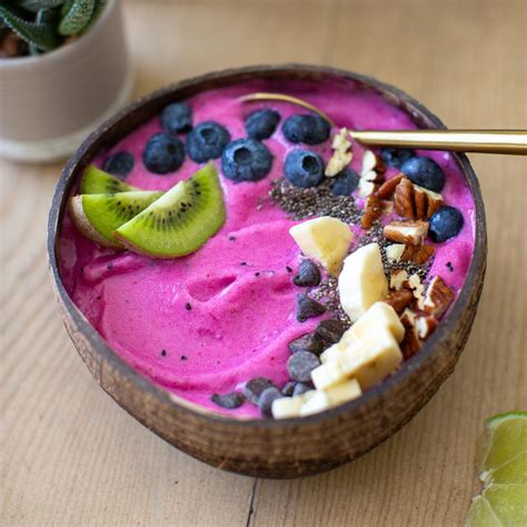 Smoothie bowl con pitaya y frutas variadas