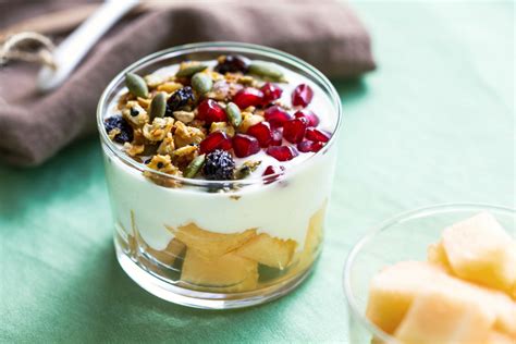 Parfait de yogur y pitaya en capas
