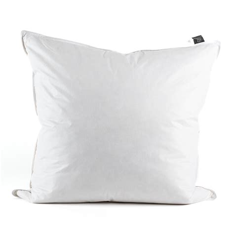 Imagen de un cojín de 60x60 cm relleno de plumas, mostrando su volumen y suavidad.