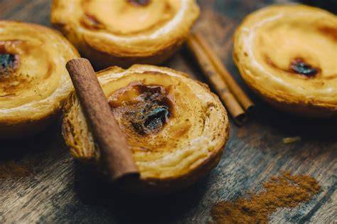 Tarta desmoldada y espolvoreada con canela