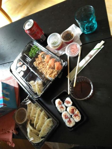Clientes disfrutando de la comida en Natural Sushi Bar