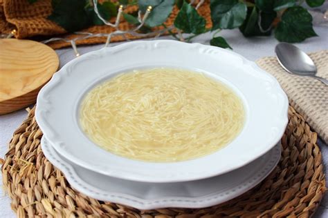 Plato de sopa de fideos finos cabello de ángel